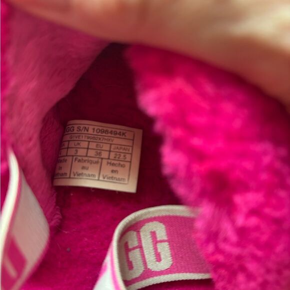 UGG Oh Fluff Yeah slides fit like a size 7-7.5 - Picture 5 of 8